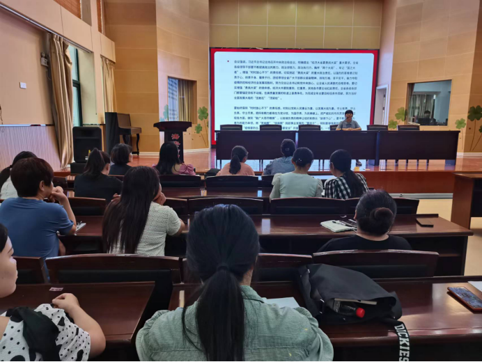 海安一幼：学全会精神 聚奋进力量 ——一幼开展八月份党员学习日活动