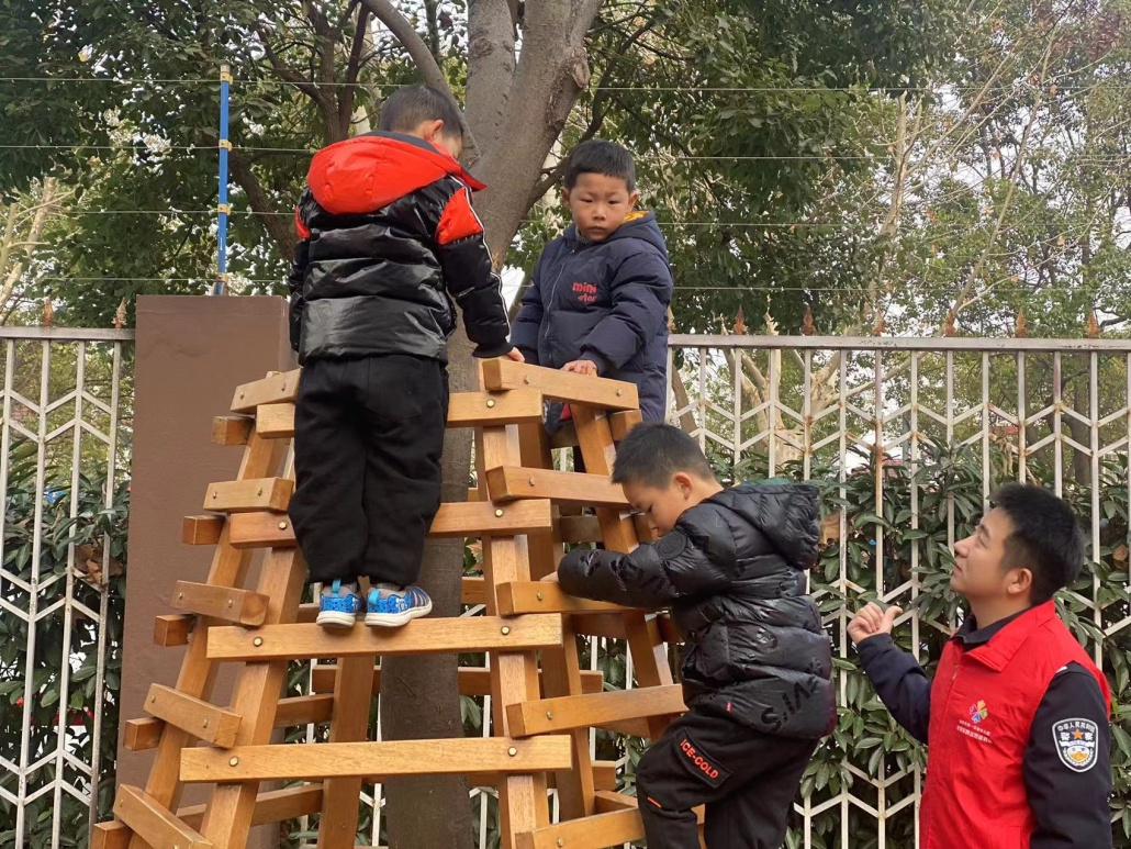 海安一幼：交警走进幼儿园 带着萌娃学安全